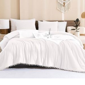 NIB King White Pom Pom Comforter Set King 3 Piece (1 Comforter + 2 Pillow Shams)